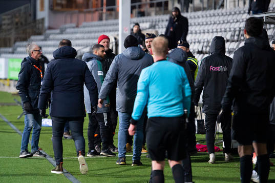 Bråk i slutet av matchen där väktare fick komma in
