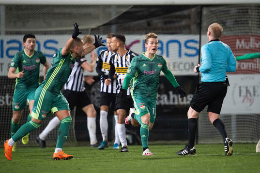 Dalkurds Hampus Finndell agerar mot domare Per Melin
