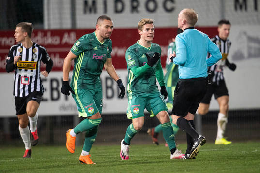 Dalkurds Hampus Finndell agerar mot domare Per Melin