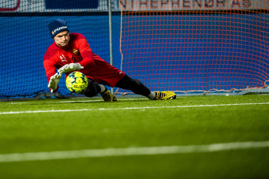 Viljar Røsholt Myhra of Strømsgodset warms up