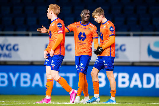 Mamadou Diaw, Markus Seehusen Karlsbakk of Aalesund looks