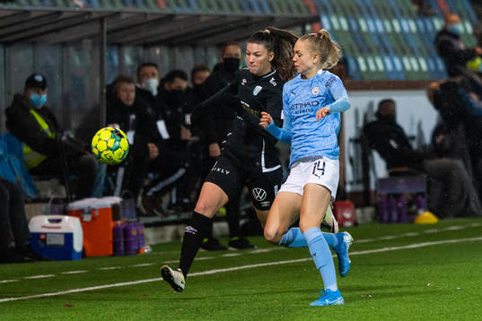 Pauline Hammarlund of Göteborg and Esme Morgan of