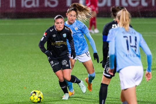 Hanna Wijk of Göteborg and Janine Beckie of Manchester City