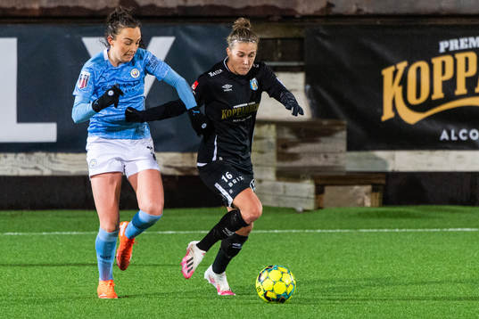 Caroline Weir of Manchester City and Filippa Angeldahl of