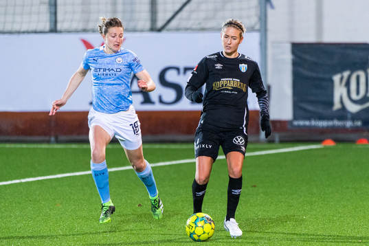 Ellen White of Manchester City and Emma Kullberg of