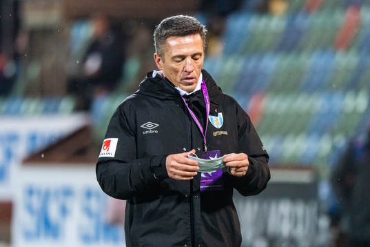 Mats Gren, head coach of Göteborg looks dejected
