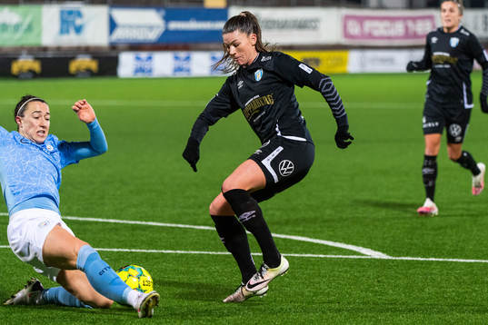 Lucy Bronze of Manchester City and Pauline Hammarlund of