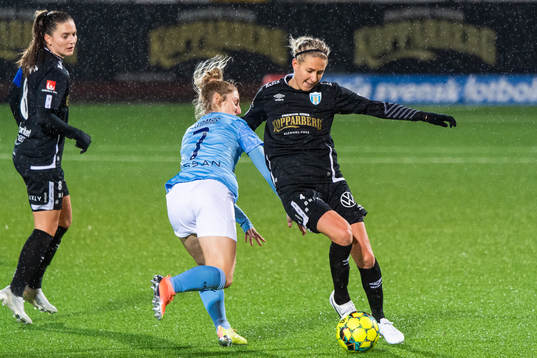 Laura Coombs of Manchester City and Vilde Bøe Risa of