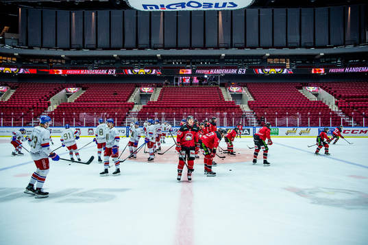 Oskarshamn och Malmö Redhawks värmer upp innan
