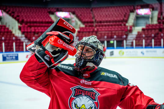 Malmö Redhawks målvakt Oscar Alsenfelt dricker vatten