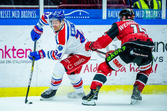 Oskarshamns Philip Samuelsson mot Malmö Redhawks Axel