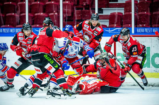 Rörigt framför Malmö Redhawks målvakt Oscar Alsenfelt