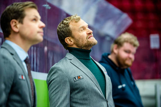 Oskarshamns assisternade tränare Mathias Tjärnqvist deppar