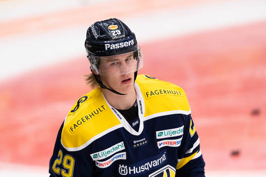 s Jacob Grönhagen värmer upp innan ishockeymatchen i SHL