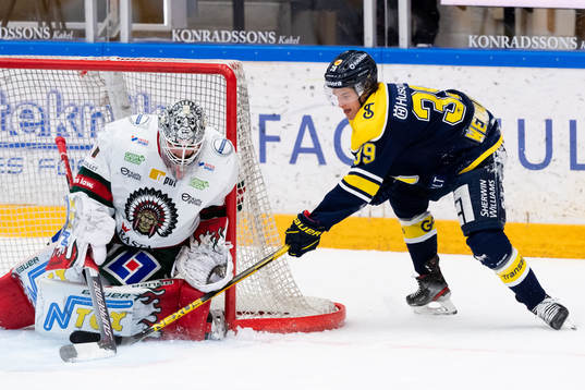 s Max Wennlund oroar jämte Frölundas målvakt Niklas Rubin