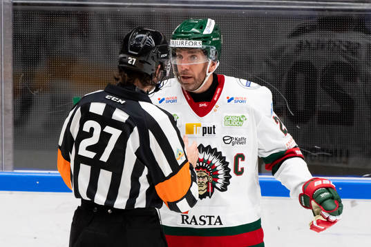 Domare Mikael Sjöqvist pratar med Frölundas Joel Lundqvist