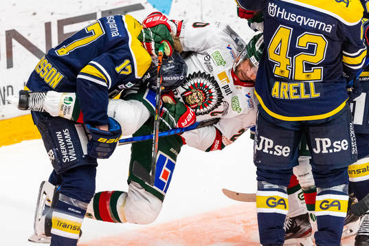s Emil Johansson kastar omkull Frölundas Joel Lundqvist
