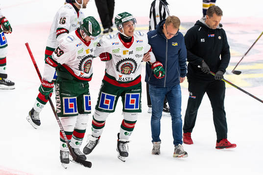 Frölundas Max Friberg hjälps av Simon Hjalmarsson för