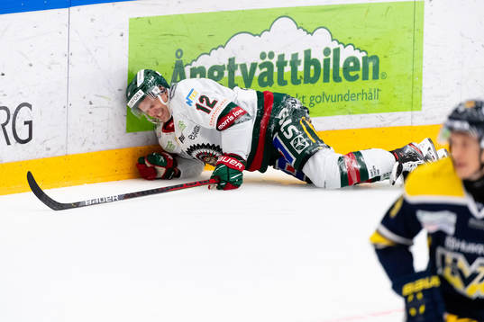 Frölundas Max Friberg ligger skadad på isen