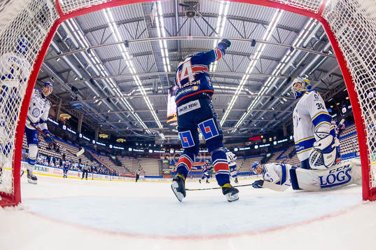 Växjös Emil Pettersson jublar och Leksands målvakt Janne