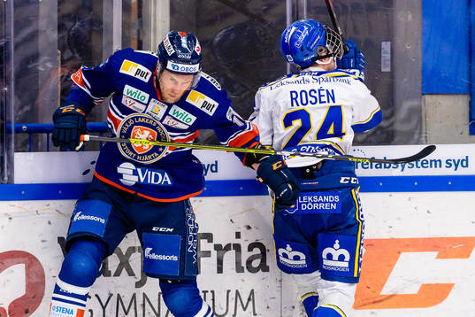 Växjös Ilari Melart tacklar Leksands Isak Rosén