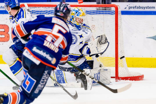 Växjös Juuso Vainio skjuter ett skott mot Leksands