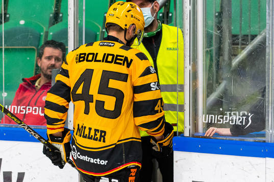 Skellefteås Oscar Möller lämnar isen