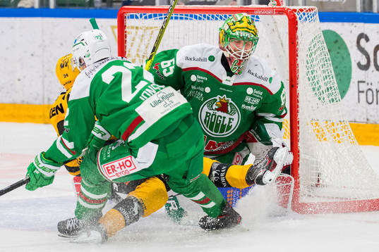 Skellefteås Andreas Wingerli kolliderar med Rögles