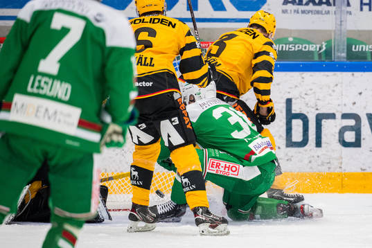 Rögles Erik Andersson gör 5-1 målet som sedan underkänns