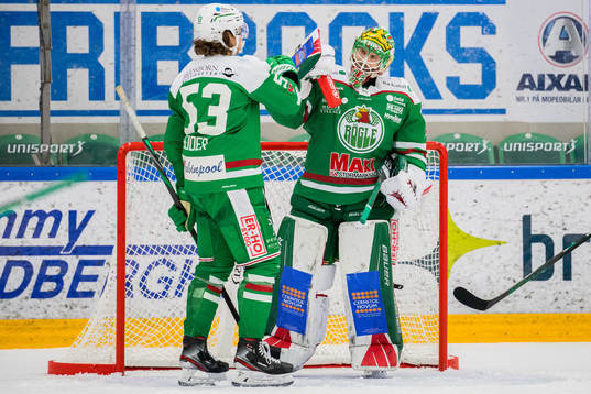 Rögles Moritz Seider och målvakt Christoffer Rifalk jublar