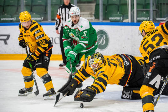 Skellefteås målvakt Arvid Söderblom räddar framför