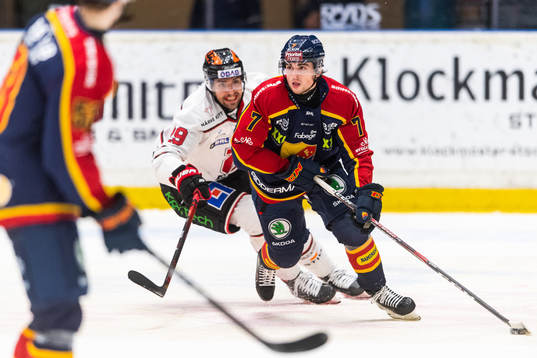 Örebros Ludvig Rensfeldt  och Djurgårdens Bobby Nardella