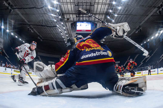 Örebros Robin Kovacs gör 3-2 bakom Djurgårdens målvakt