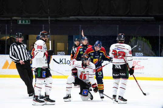 Örebros Emil Larsson har ont