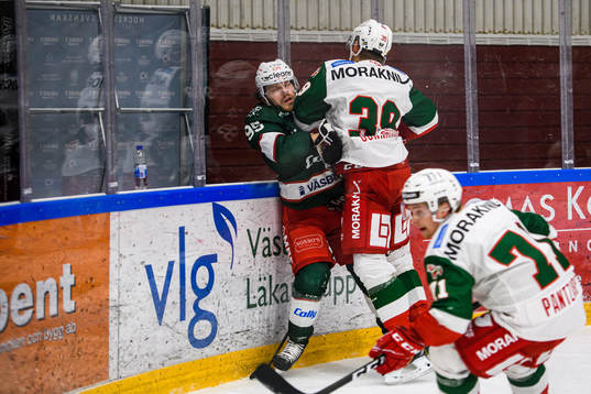 Moras Kristoffer Gunnarsson tacklar Väsbys Johannes Nilsson