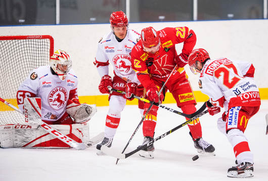 Kalmars Zachary Remers mot Trojas målvakt Anton