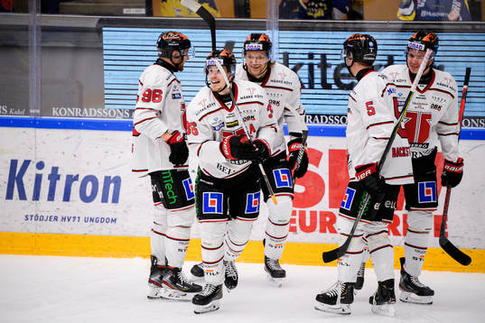 Örebros Emil Larsson jublar