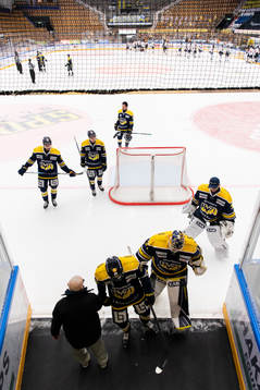 Spelarna i HV71 lämnar isen