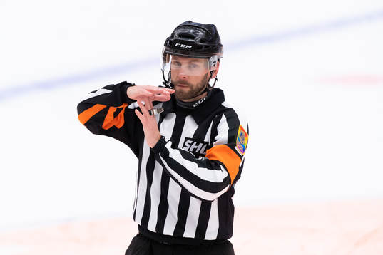 Domare Marcus Linde tecknar för timeout