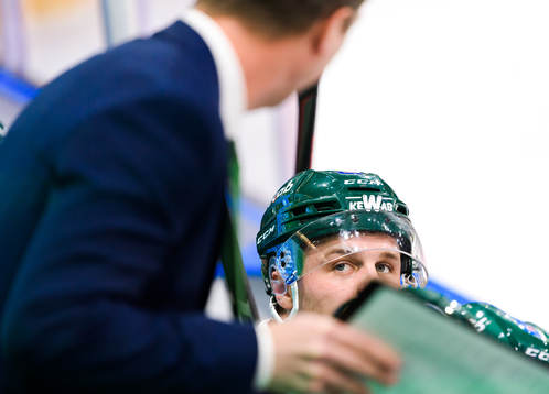 Färjestads Adam Ginning I samtal med  huvudtränare Johan
