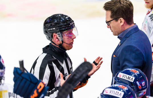 Domare Mikael Holm i samtal med Växjös tränare Sam Hallam