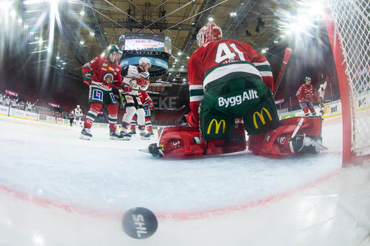 Malmö Redhawks Joseph Veleno skjuter in kvittering till