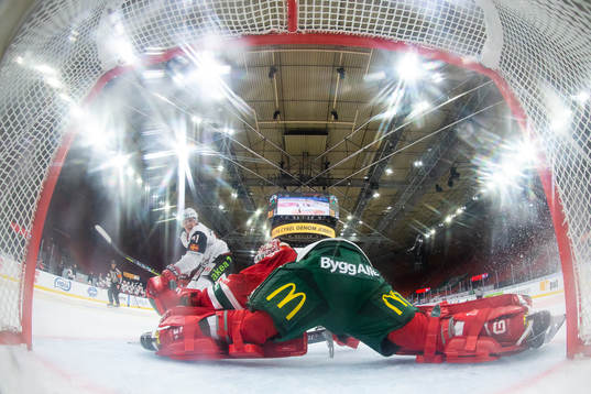 Malmö Redhawks Jan-Mikael Järvinen skjuter 1-2 bakom