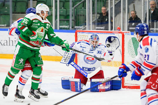 Rögles Simon Ryfors och Oskarshamns målvakt Joe Cannata