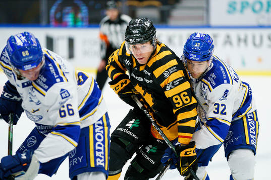 Skellefteås Rickard Hugg i en kamp mot Leksands Nils Åman