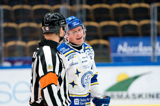 Domare Mikael Andersson och Leksands Patrik Zackrisson