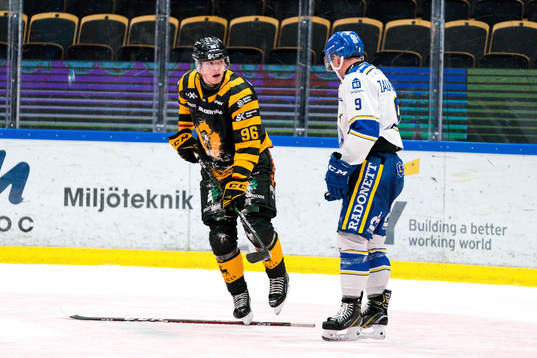 Skellefteås Rickard Hugg trampar sönder Leksands Patrik