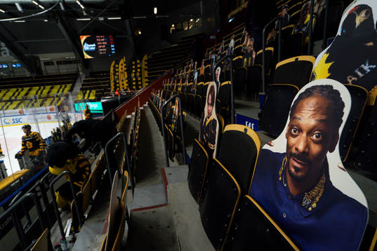 Pappfigur på artisten Cordozar Calvin Broadus, Jr, mer