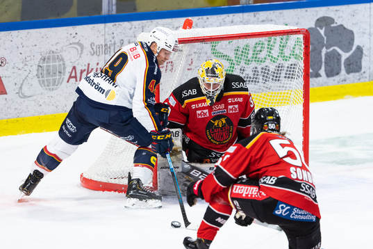 Djurgårdens Rhett Rakhshani och Luleås målvakt David