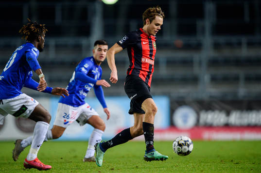 Brommapojkarnas Albin Linnér i en kamp mot Trelleborgs